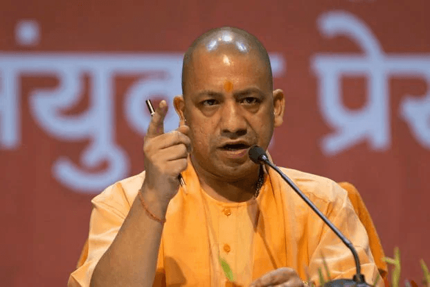 सीएम योगी का भावुक पल: जनता दर्शन में गरीब बेटी के बीटेक दाखिले का दिया आश्वासन