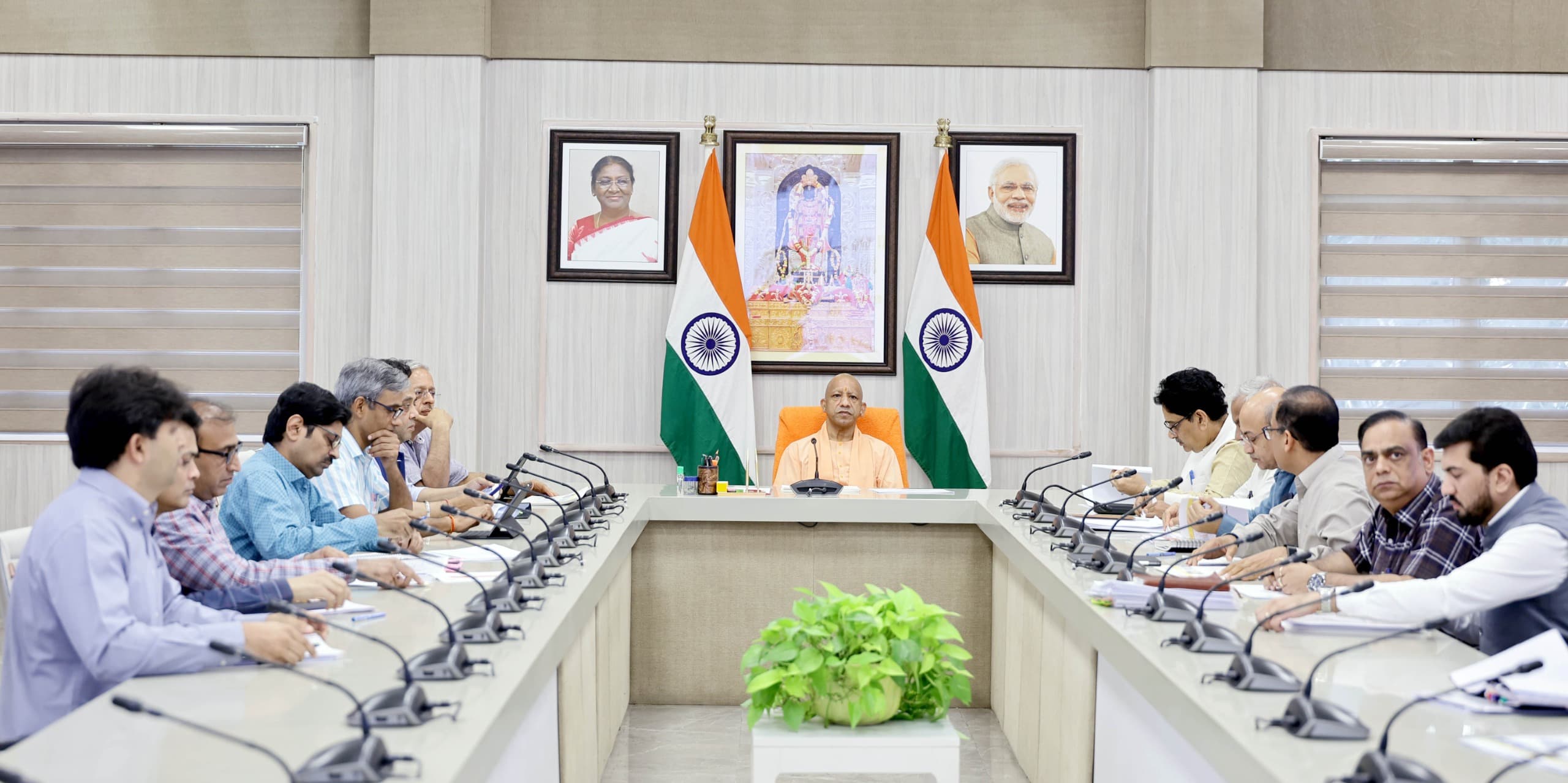 गोरखपुर में सिपाही भर्ती परीक्षा में चूक: दो दारोगा सस्पेंड, सुरक्षा व्यवस्था पर उठे सवाल