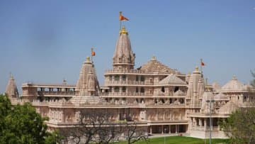 राममंदिर चंदा गबन के आरोपों पर उत्तर प्रदेश में सियासत गरमा गई है